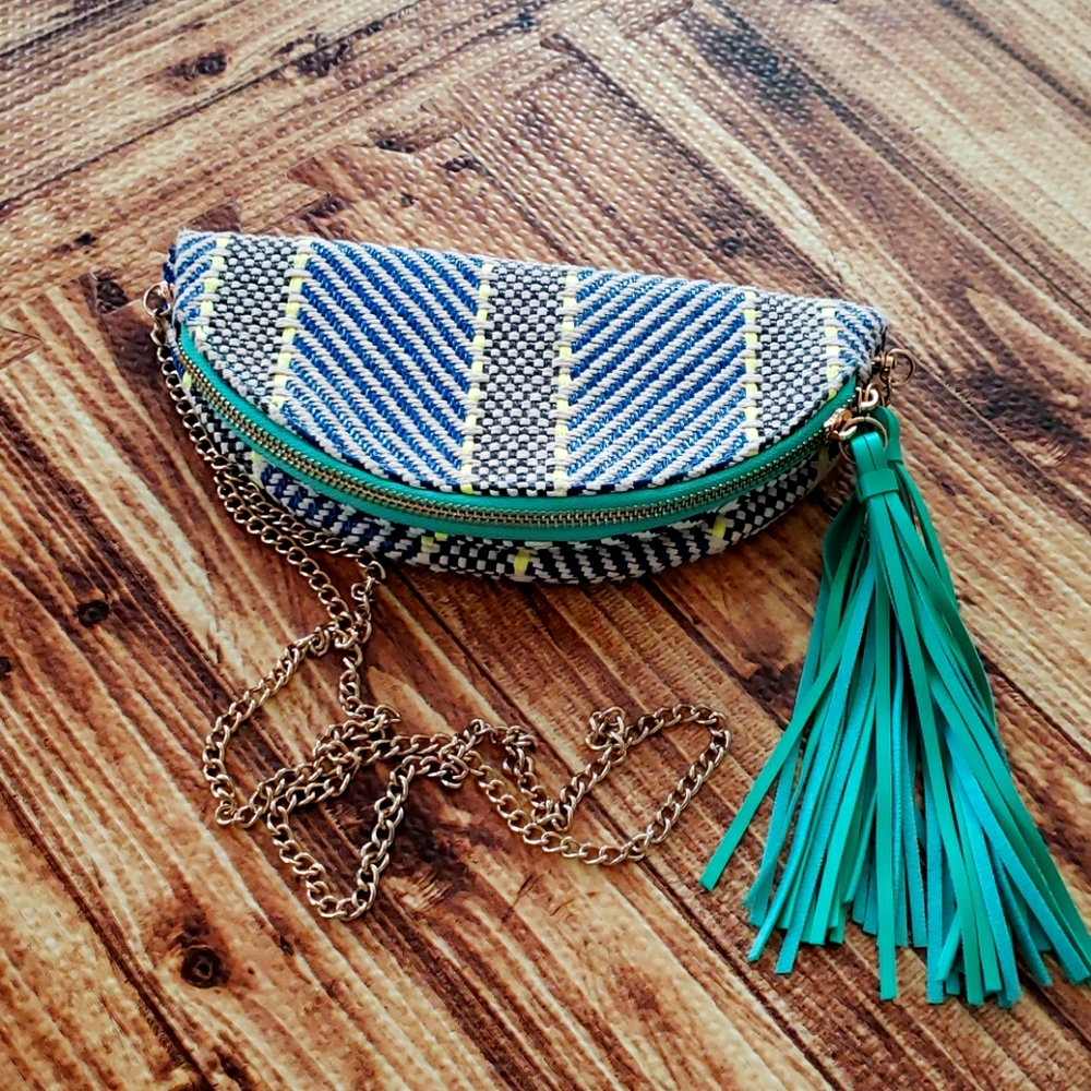Round Woven crossbody zipper magnetic fringe bag